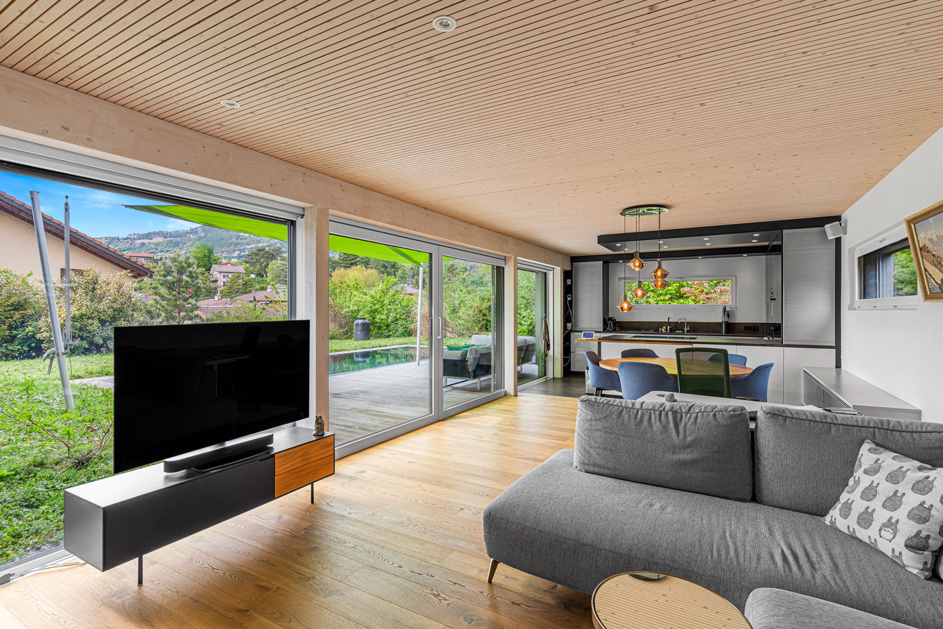Salon ouvert à Vevey avec vue sur terrasse et piscine