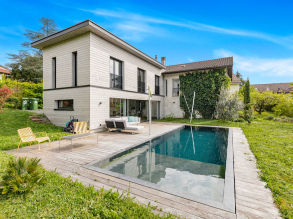 Terrasse avec piscine moderne à Vevey