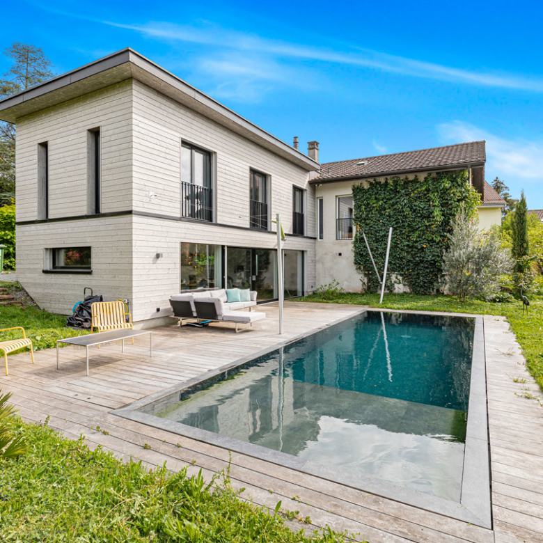 Terrasse avec piscine moderne à Vevey