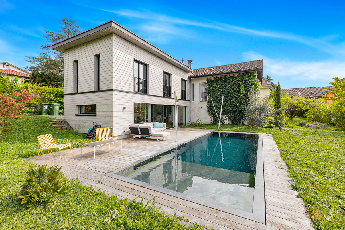 Terrasse avec piscine moderne à Vevey