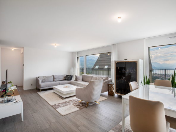 Salon lumineux avec vue panoramique sur le lac – Jongny