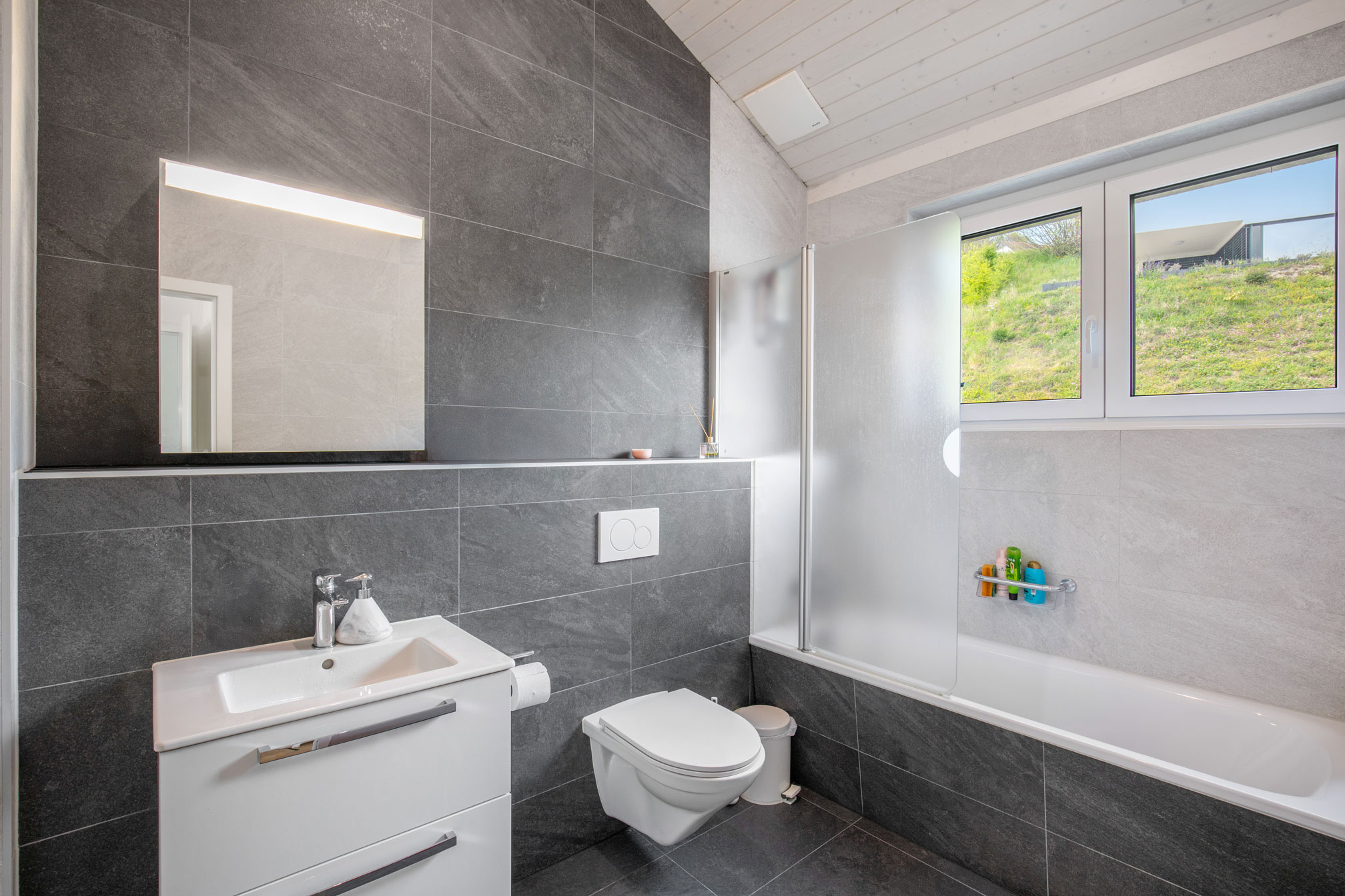 Salle de bain familiale avec baignoire – Jongny