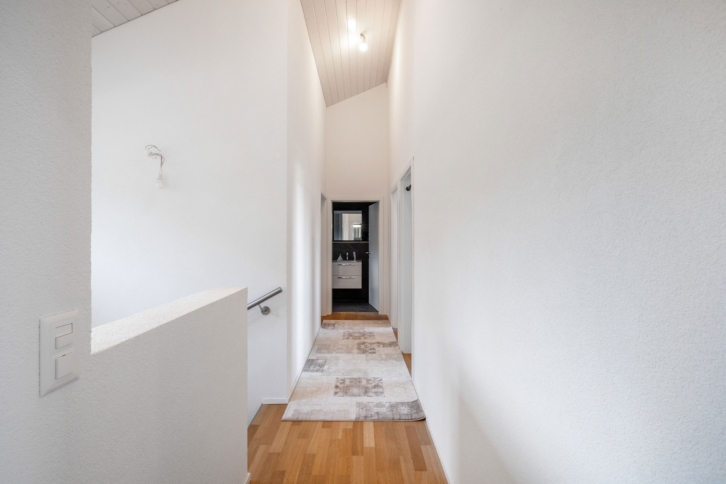 Couloir lumineux avec plafond cathédrale – Jongny