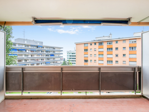 Balcon avec vue dégagée sur les immeubles – Homewell Clarens