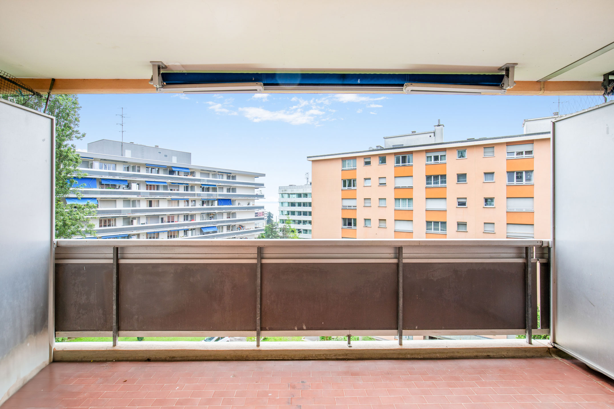 Balcon avec vue dégagée sur les immeubles – Homewell Clarens