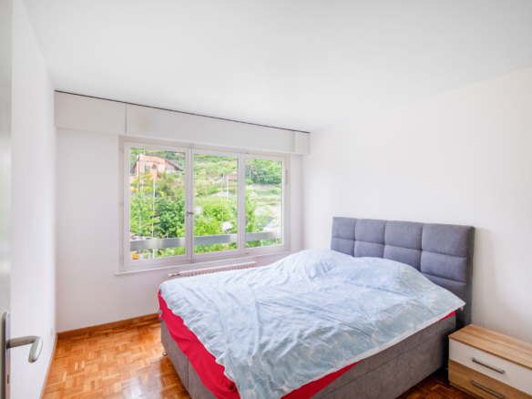 Chambre lumineuse avec parquet et grande fenêtre – Homewell Clarens