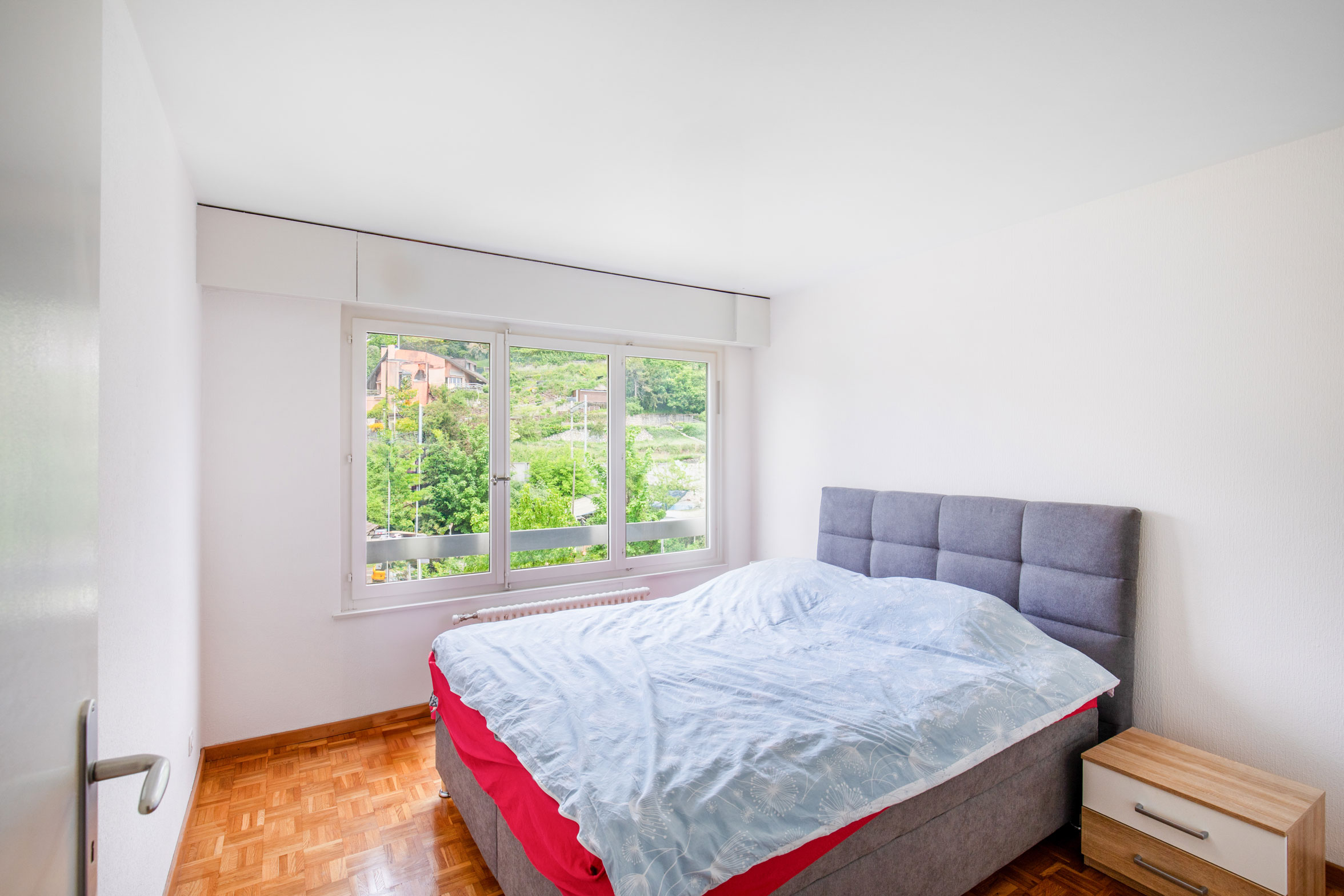 Chambre lumineuse avec parquet et grande fenêtre – Homewell Clarens