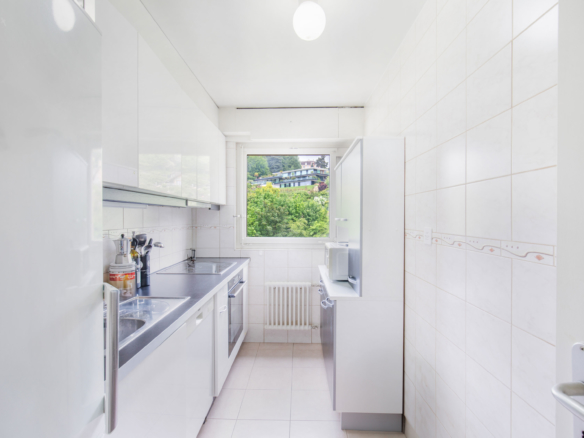 Cuisine fermée équipée avec fenêtre – Homewell Clarens