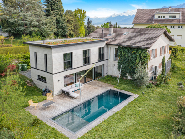 Vue extérieure de la maison à Vevey avec piscine