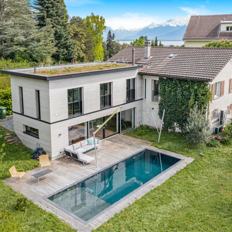Vue extérieure de la maison à Vevey avec piscine