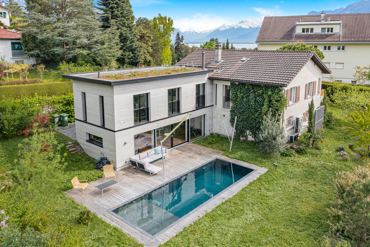 Vue extérieure de la maison à Vevey avec piscine