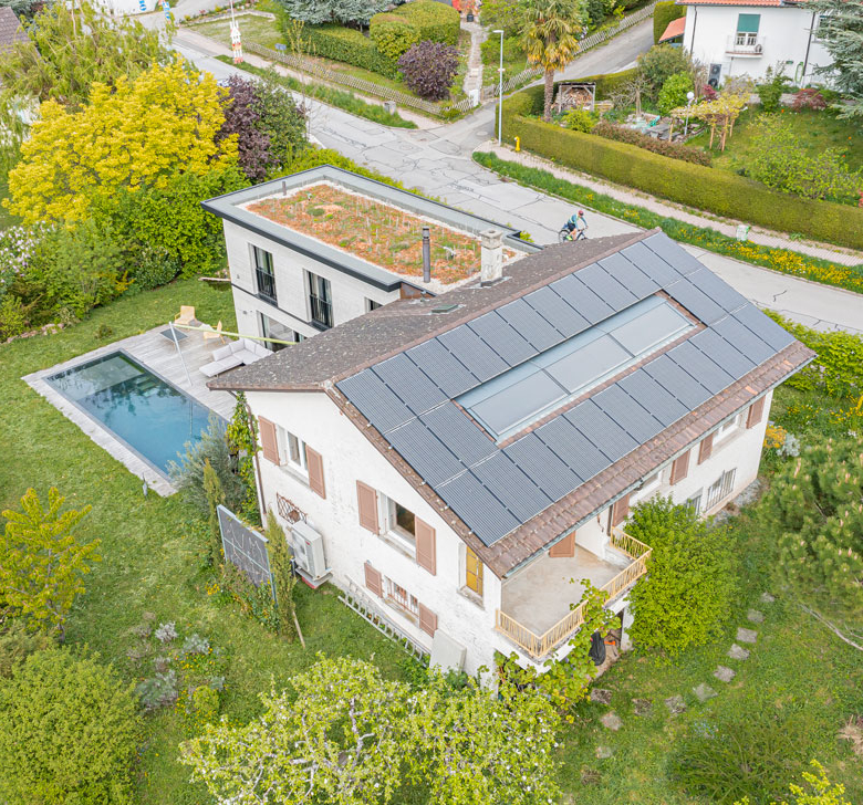 Maison à Vevey avec panneaux solaires et extension moderne