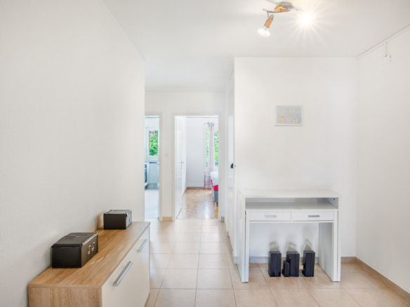 Hall d’entrée lumineux avec coin bureau – Homewell Clarens