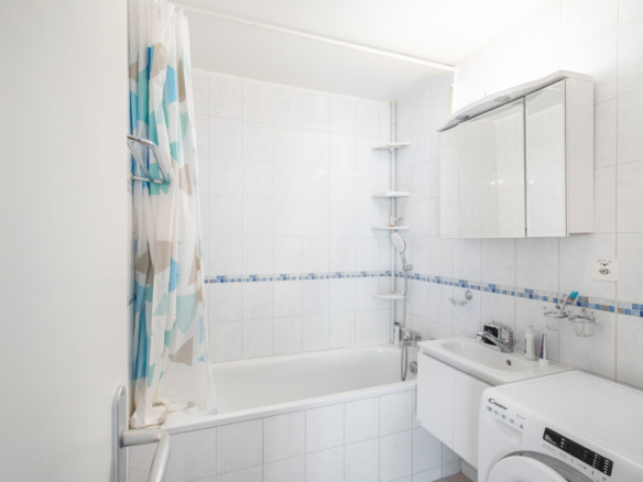 Salle de bain avec baignoire et machine à laver – Homewell Clarens