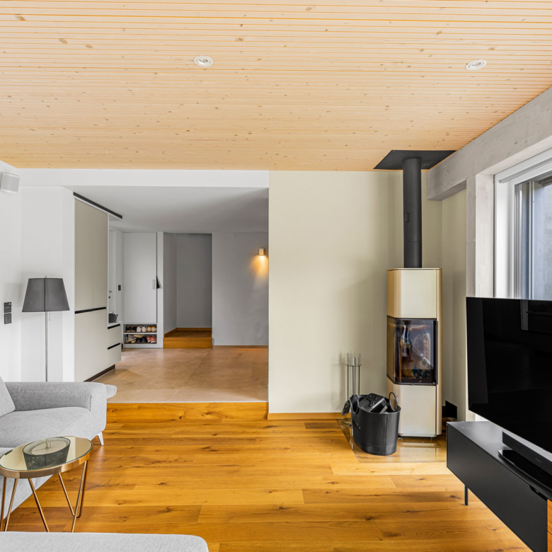 Salon cosy à Vevey avec poêle et parquet