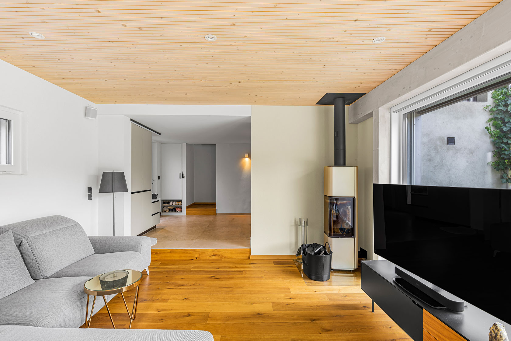 Salon cosy à Vevey avec poêle et parquet