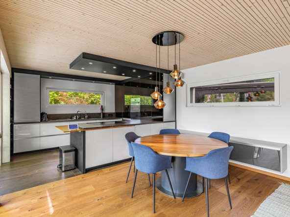 Un espace repas lumineux à Vevey