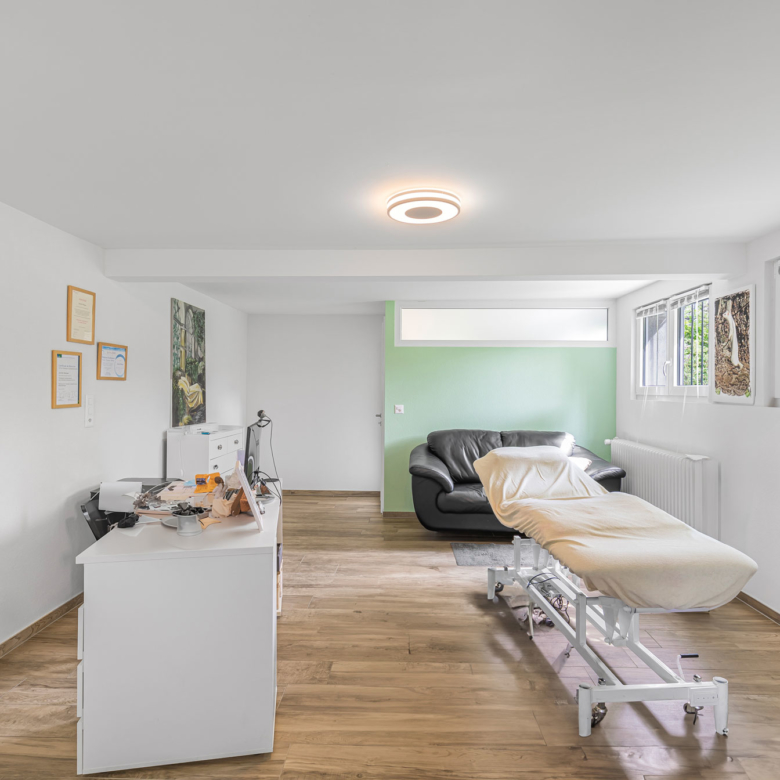 Pièce polyvalente à Vevey avec table de massage