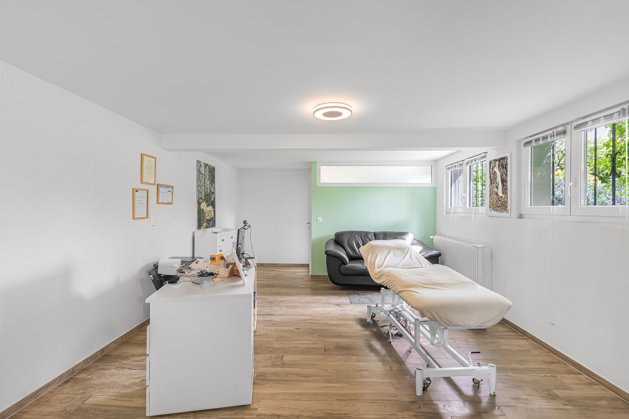 Pièce polyvalente à Vevey avec table de massage