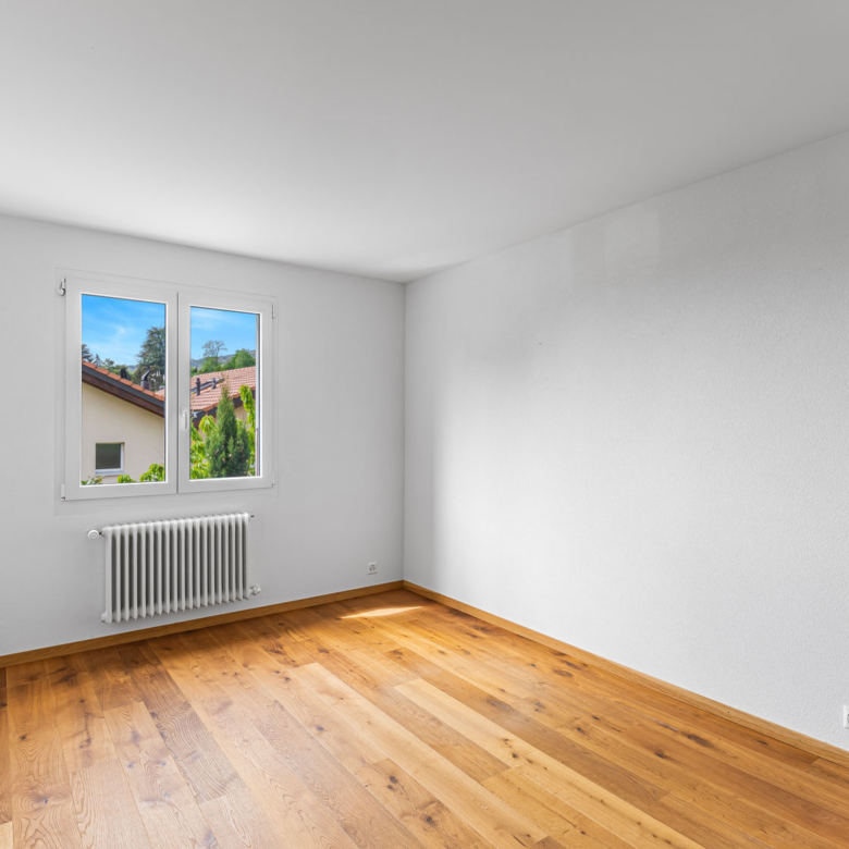 Chambre vide à Vevey avec parquet et radiateur