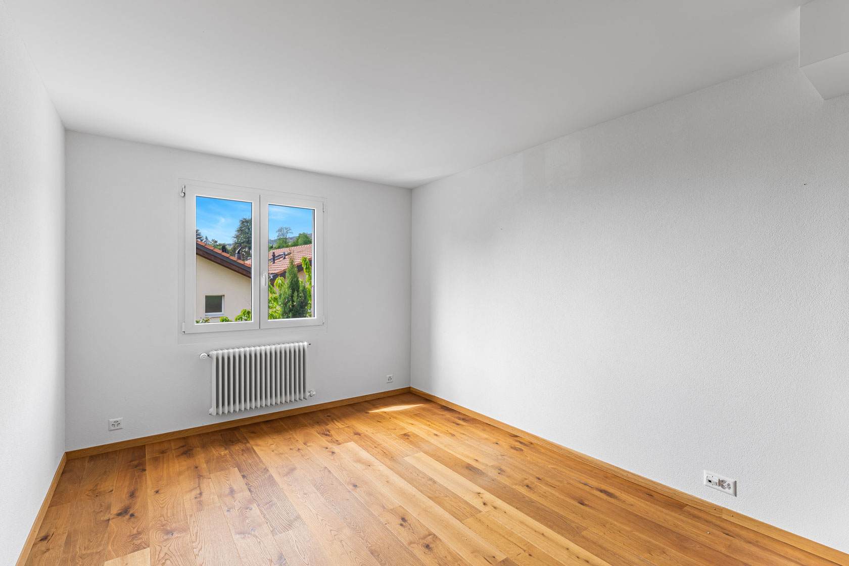 Chambre vide à Vevey avec parquet et radiateur