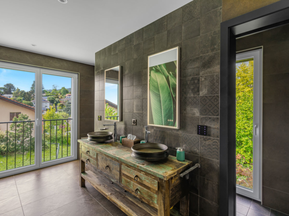 Une salle de bains au style unique à Vevey