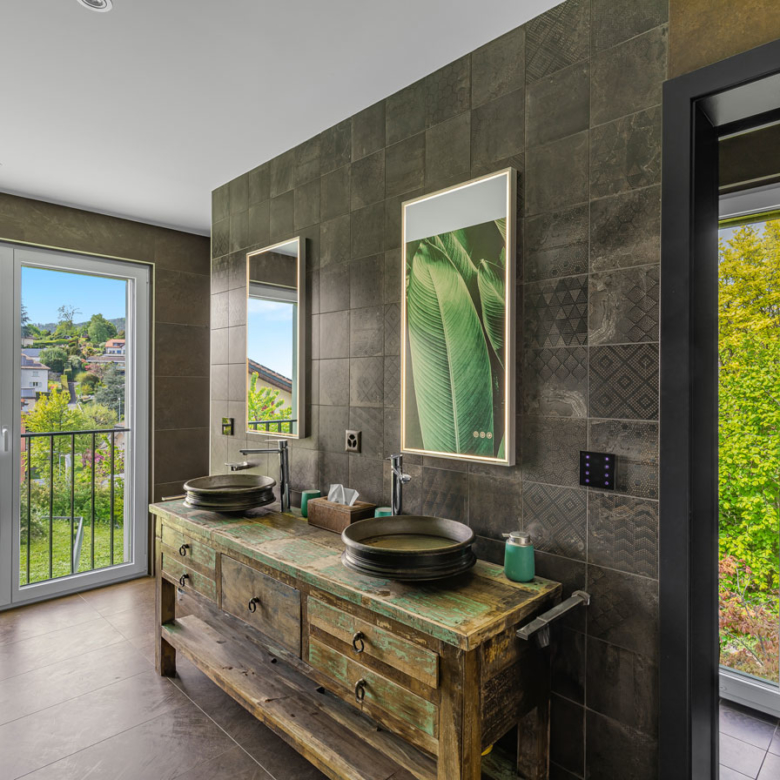 Salle de bains design à Vevey avec meuble en bois rustique