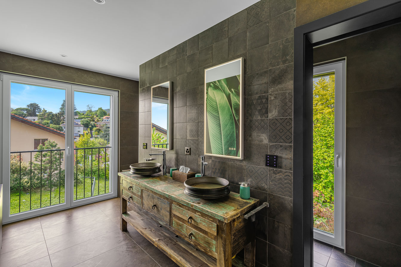 Salle de bains design à Vevey avec meuble en bois rustique