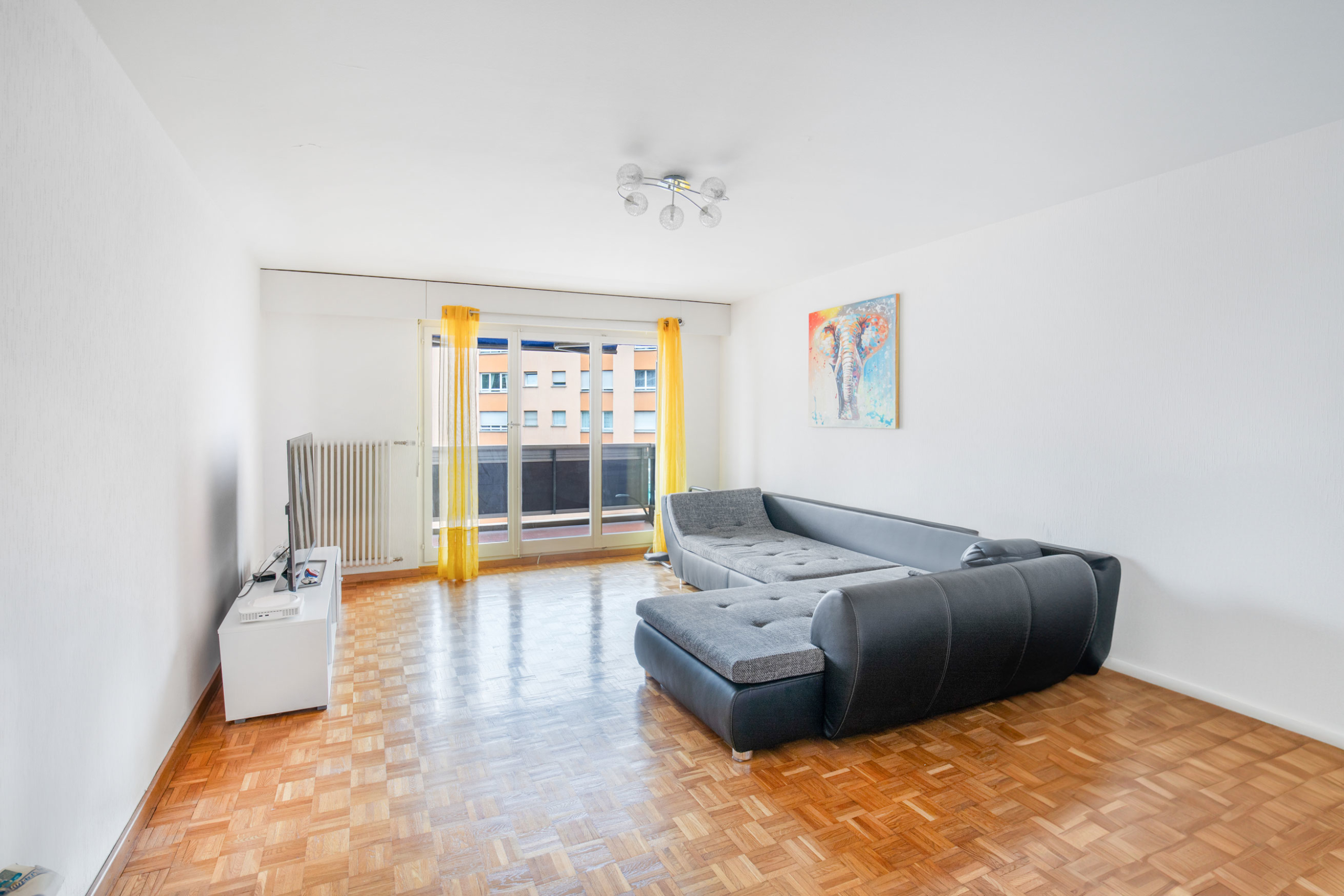 Grand séjour lumineux avec accès balcon – Homewell Clarens