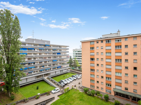 Vue depuis l’immeuble sur les bâtiments et jardins – Homewell Clarens