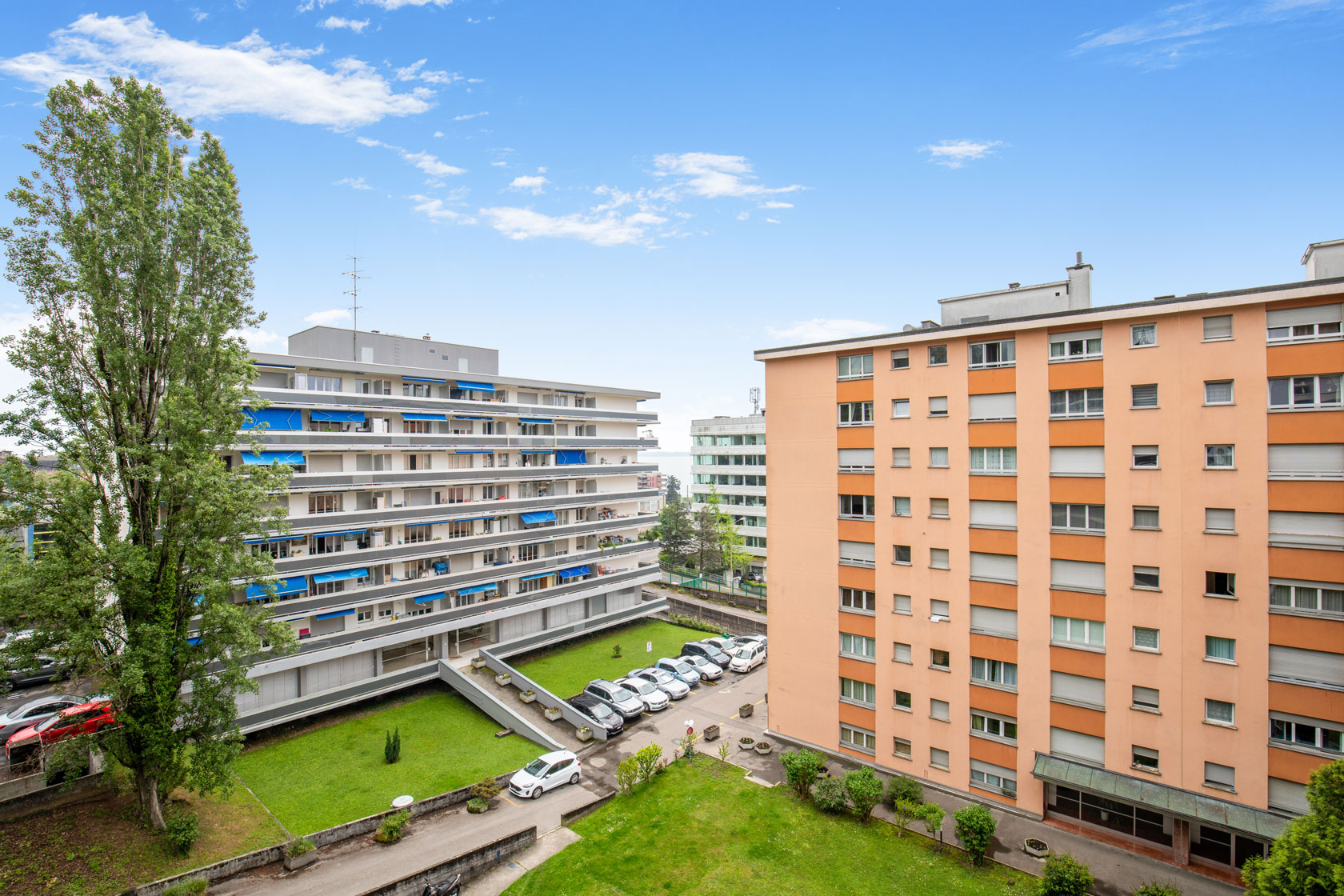 Vue depuis l’immeuble sur les bâtiments et jardins – Homewell Clarens