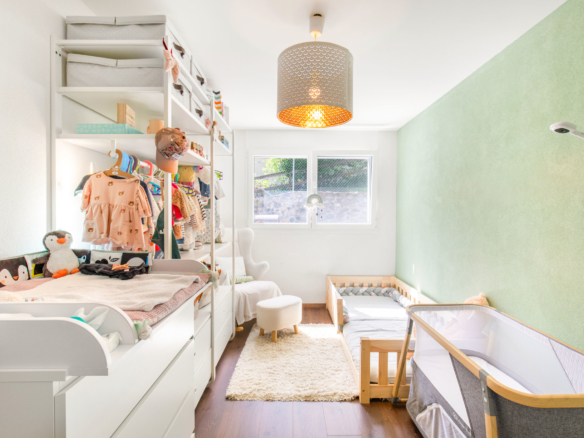 Chambre bébé à Chardonne avec table à langer et lit en bois
