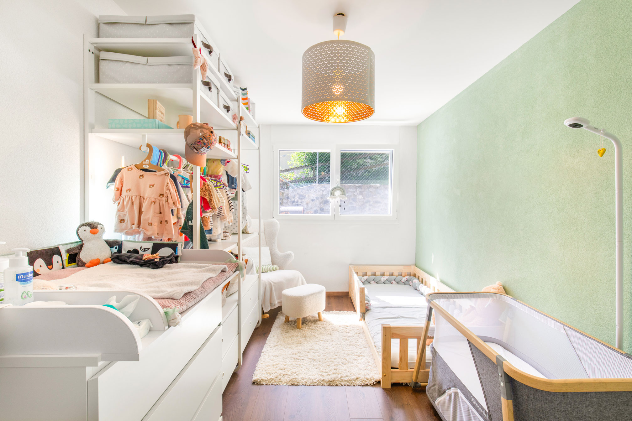 Chambre bébé à Chardonne avec table à langer et lit en bois