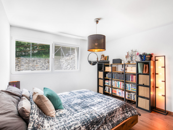 Chambre double à Chardonne avec bibliothèque et déco chaleureuse