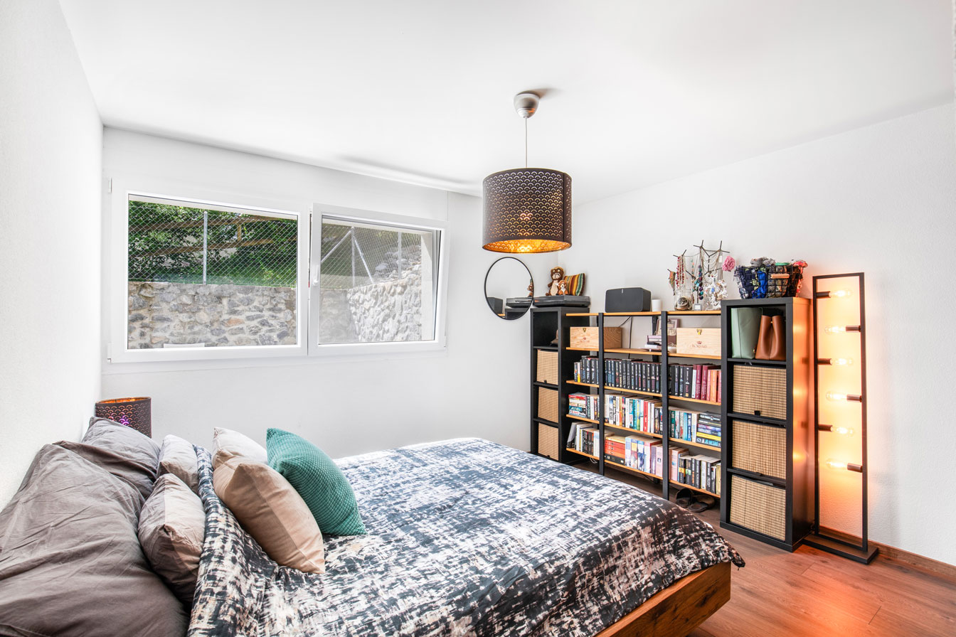 Chambre double à Chardonne avec bibliothèque et déco chaleureuse