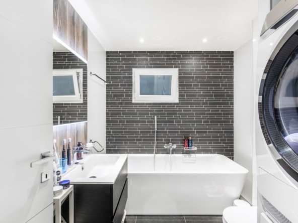 Salle de bain avec baignoire à Chardonne
