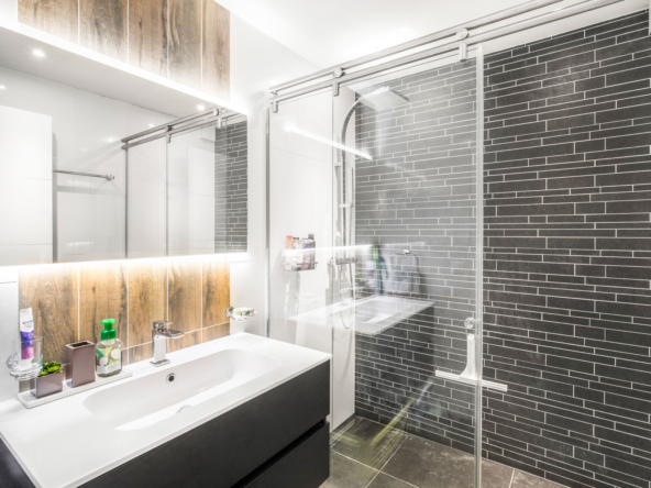 Salle de douche moderne à Chardonne