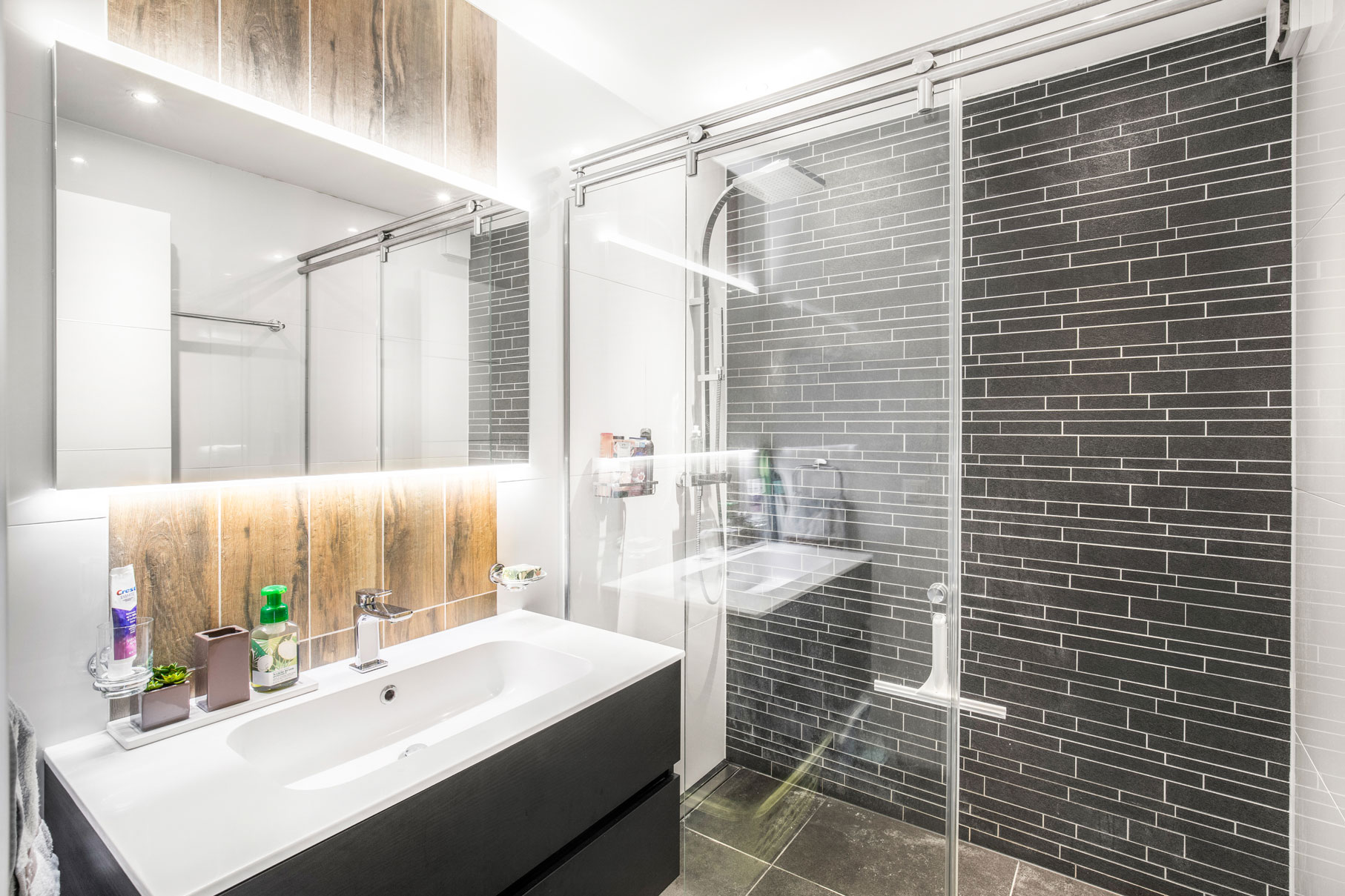 Salle de bain avec douche à l’italienne à Chardonne