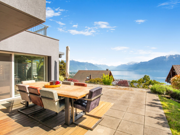 Terrasse panoramique à Chardonne avec vue sur le lac et les Alpes