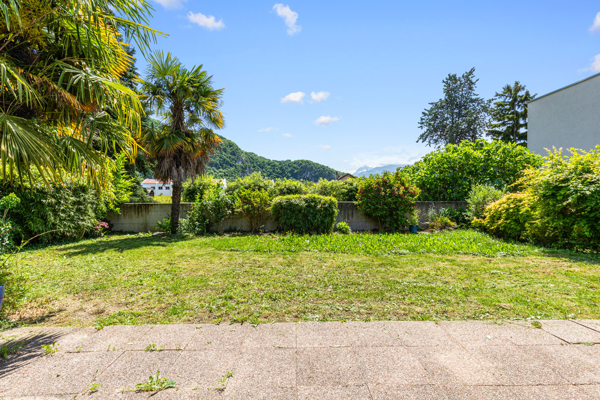 Jardin arboré avec pelouse et vue sur les montagnes d’Aigle