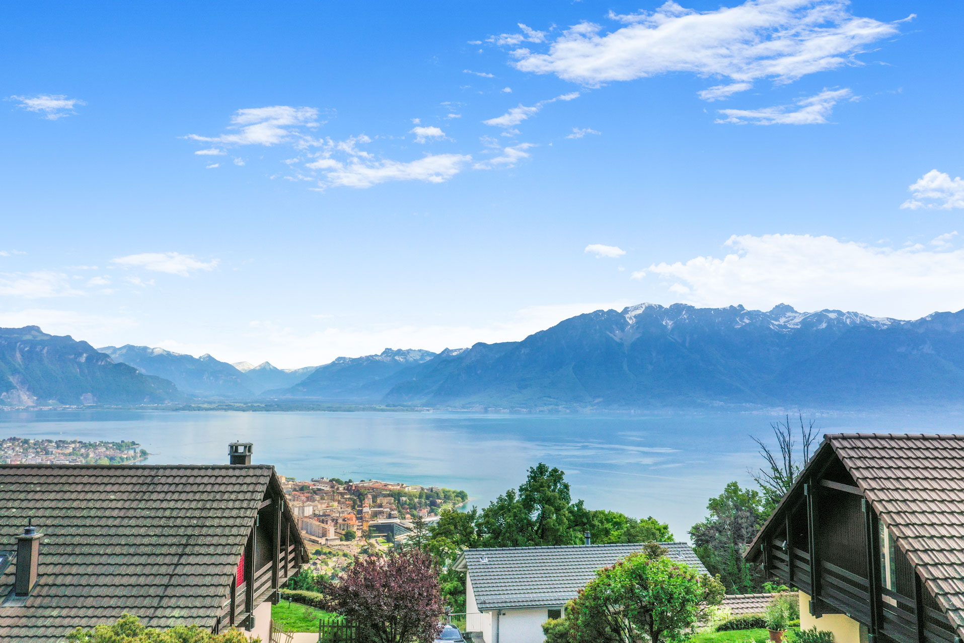 Vue dégagée sur le lac Léman depuis Chardonne avec ciel bleu et montagnes suisses
