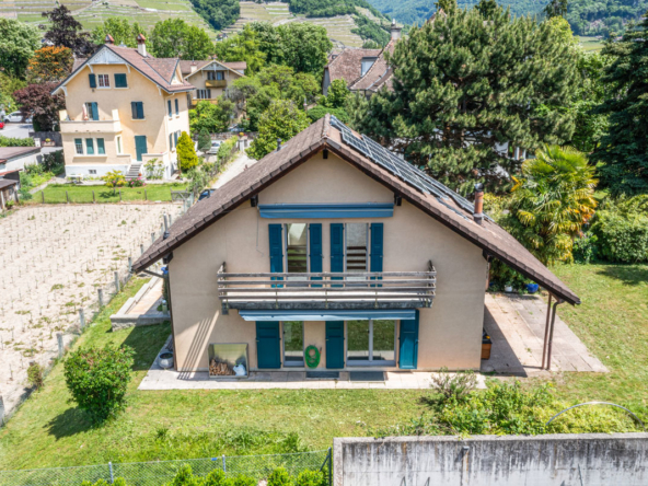 Vue façade arrière de la maison à Aigle