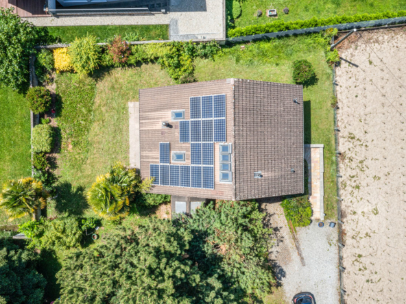 Vue du toit avec panneaux solaires à Aigle