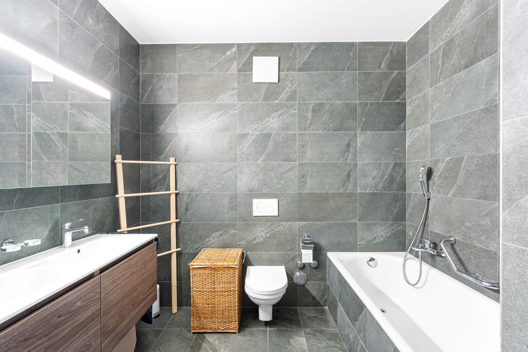 Salle de bain familiale avec baignoire, WC suspendu et double vasque