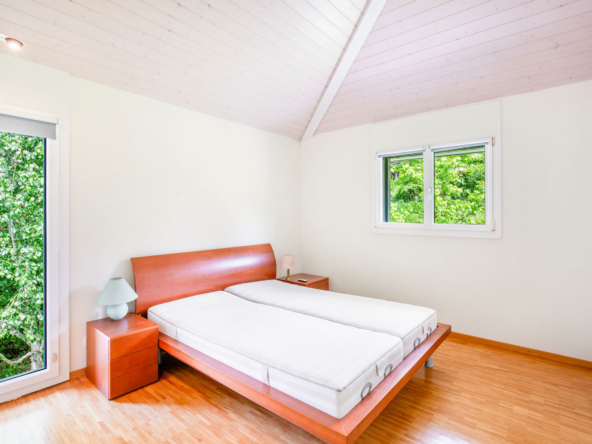 Chambre parentale à Blonay avec verdure