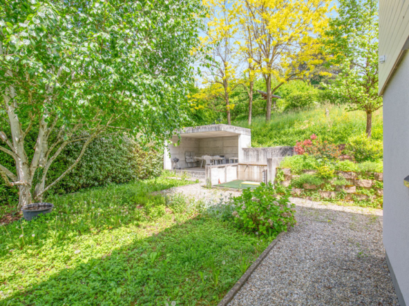 Jardin avec espace repas couvert à Blonay