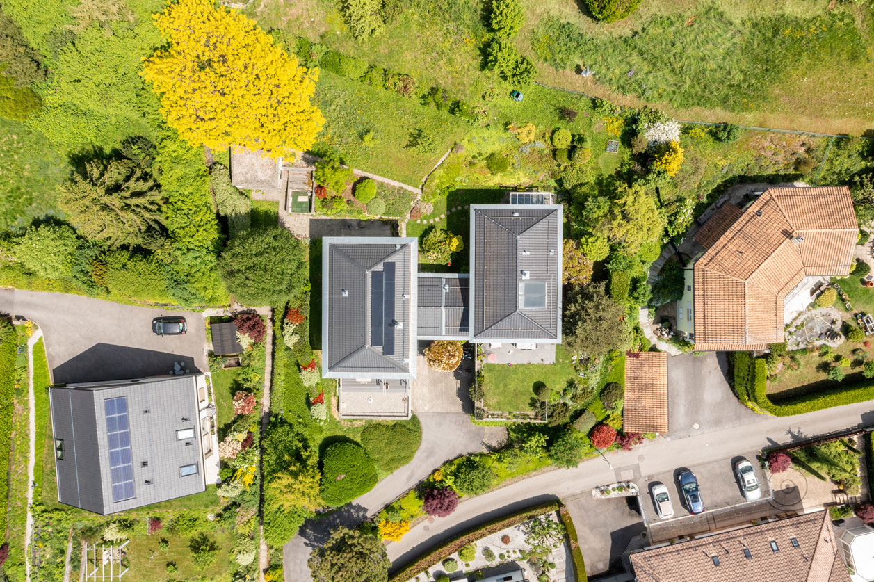 Vue aérienne de deux maisons mitoyennes entourées de jardins et d’espaces verts
