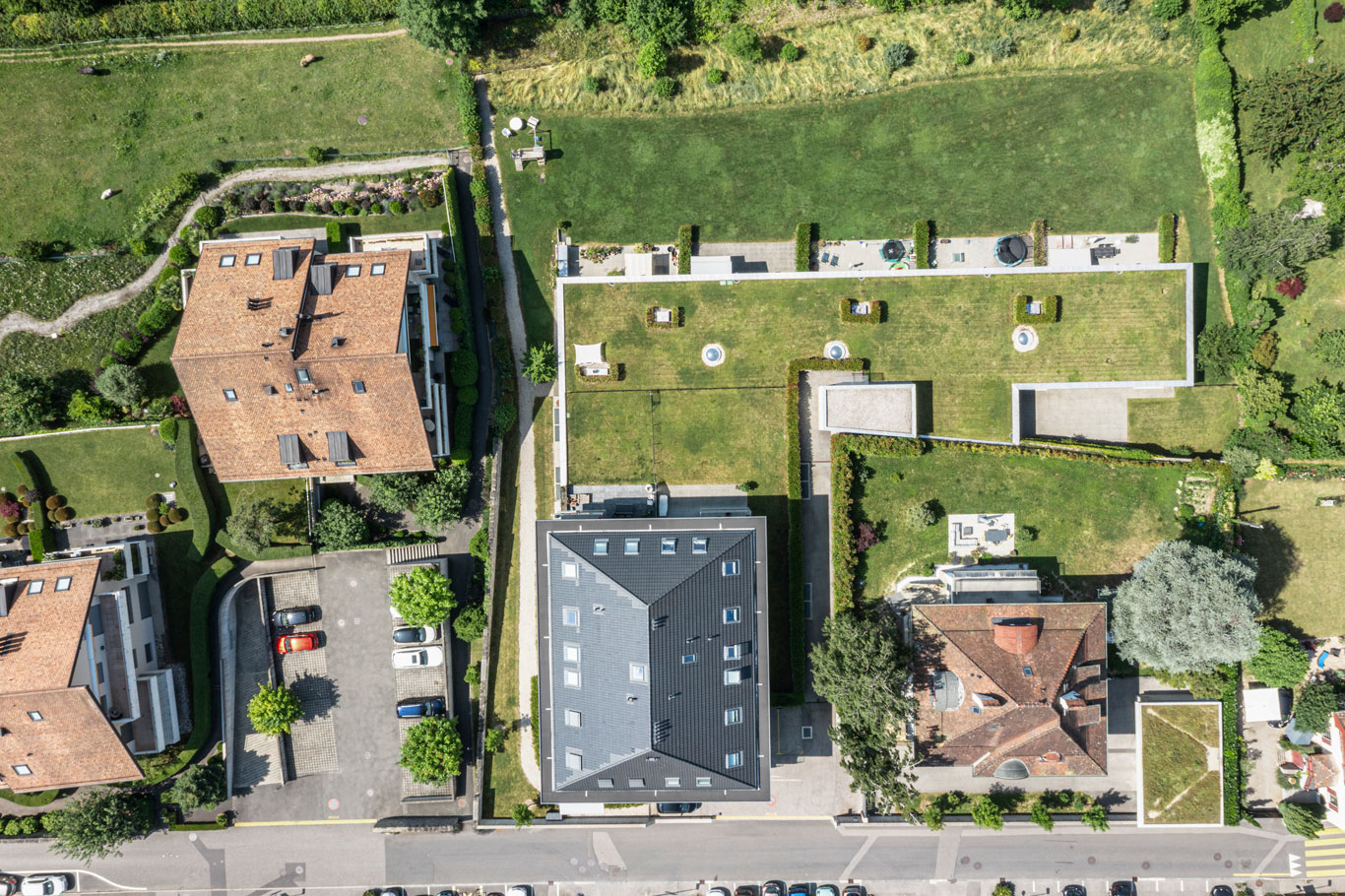 Vue aérienne de bâtiments résidentiels modernes avec grands jardins privatifs