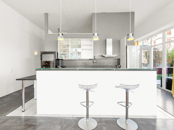 Cuisine ouverte avec îlot central et chaises hautes design