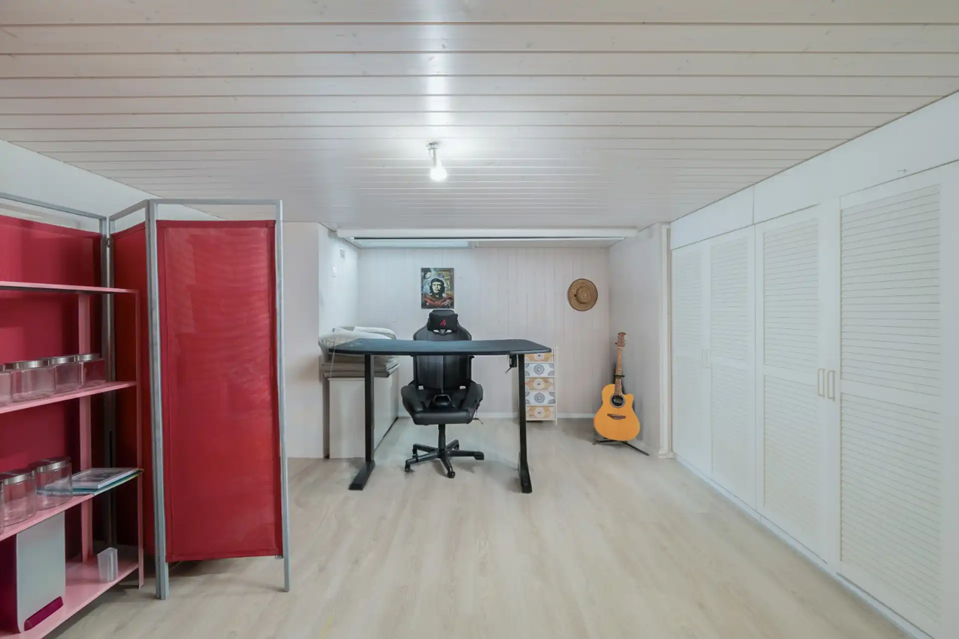 Bureau mansardé avec espace de travail, guitare et rangements